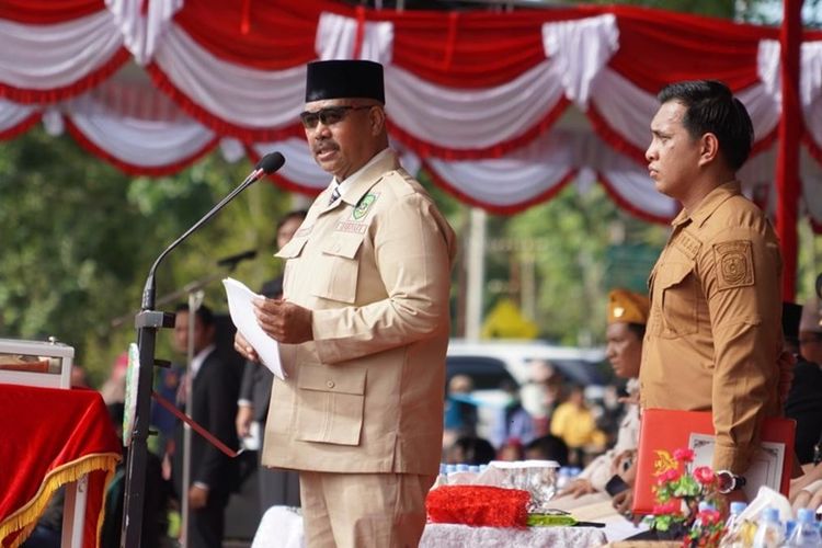 Bupati Kukar Edi Damansyah memimpin upacara Peringatan Peristiwa Merah Putih Sangasanga di PT Pertamina EP Sangasanga Field, Kecamatan Sangasanga, Kabupaten Kutai Kartanegara, Kalimantan Timur (Kaltim), Senin (27/1/2025).