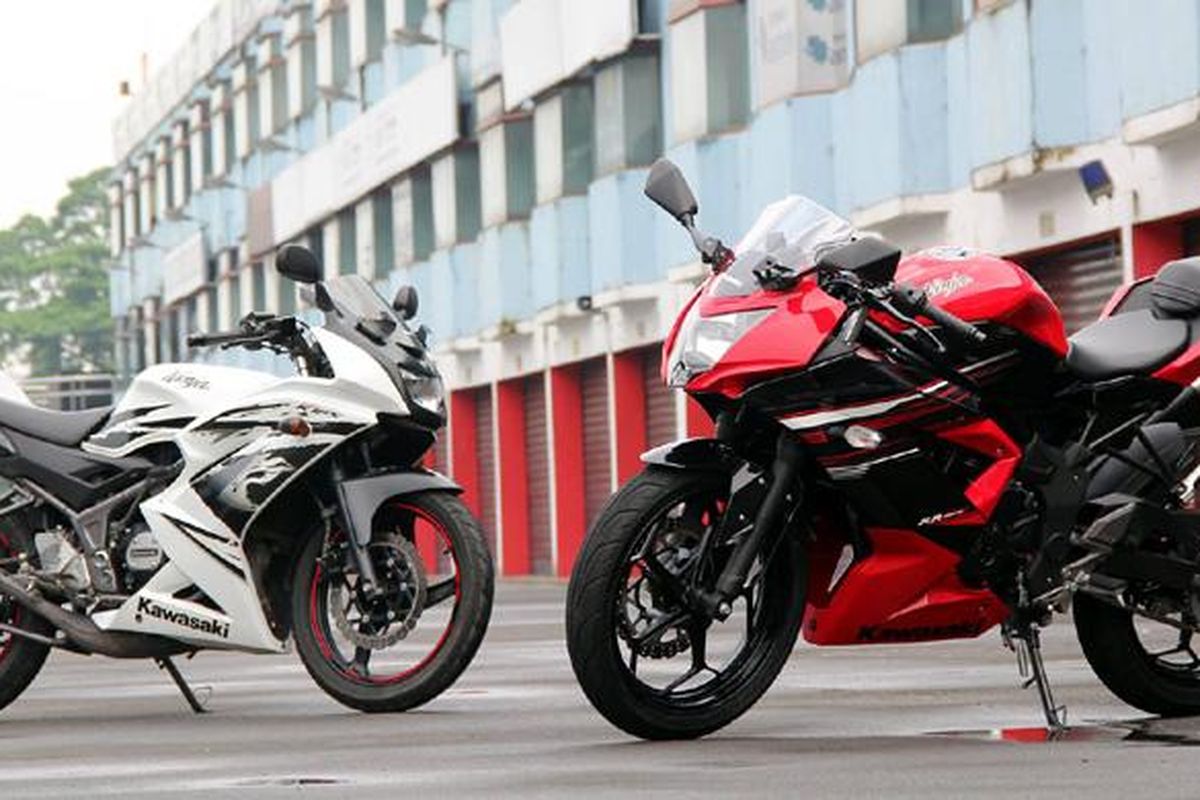 Kawasaki Ninja RR Mono (kanan) VS Ninja 150 RR.