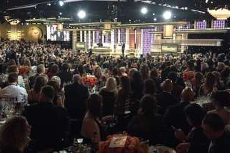 Pembawa acara Jimmy Fallon menyapa para insan film yang menghadiri malam puncak Golden Globe Awards ke-74 di The Beverly Hilton Hotel, Beverly Hills, California, Minggu (8/1/2017).