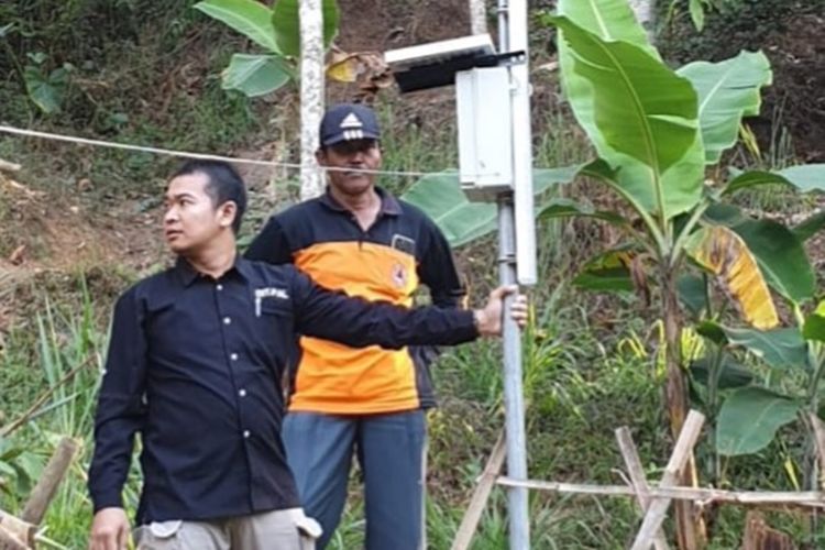Alat deteksi dini longsor terpasang di Desa Hanum, Kecamatan Dayeuhluhur, Kabupaten Cilacap, Jawa Tengah.