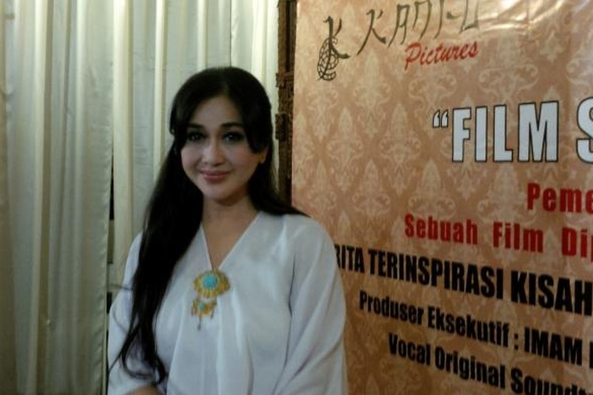 Artis peran dan penyanyi Paramitha Rusady diabadikan seusai menghadiri jumpa pers film Sepasang Mata Ibu yang dibintanginya, di Pendopo Kemang, Jakarta Selatan, Jumat (30/10/2015).