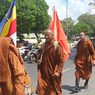 Tapak Kaki Puluhan Biksu dari Thailand Menuju Candi Borobudur untuk Rayakan Waisak...