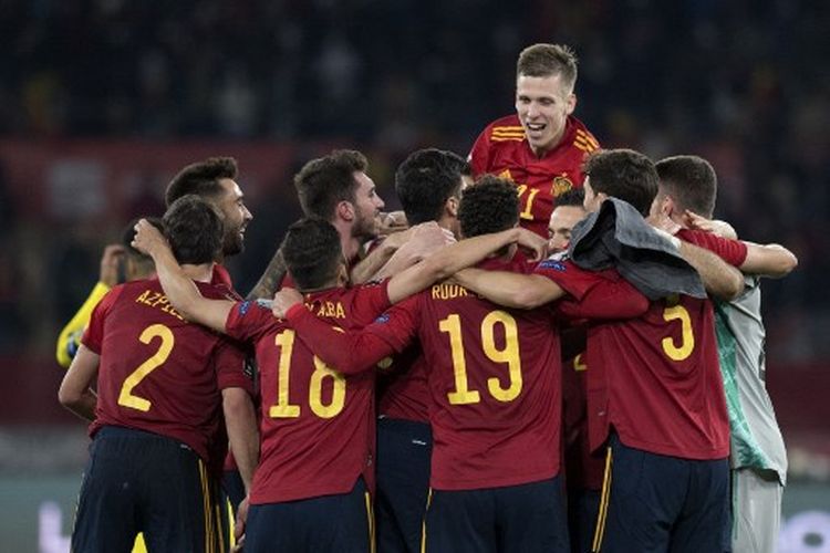 Dan Olmo (melompat) bersama pemain timnas Spanyol lainnya merayakan keberhasilan lolos ke putaran final Piala Dunia 2022. Timnas Spanyol lolos setelah berhasil mengalahkan Swedia 1-0 pada laga terakhir Grup B Kualifikasi Piala Dunia 2022 di La Cartuja Stadium, Senin (15/11/2021) dini hari WIB.