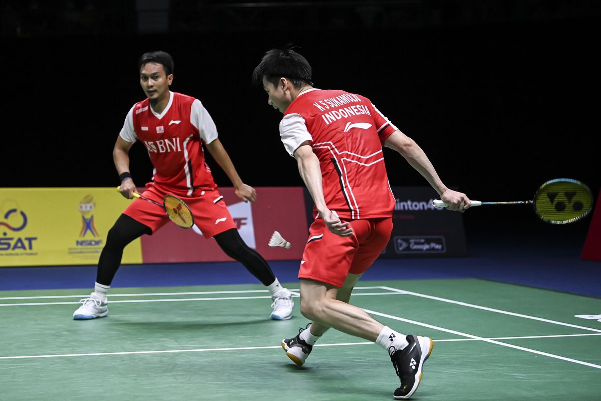 Pasangan pebulu tangkis ganda putra Indonesia Mohammad Ahsan (kiri) dan Kevin Sanjaya Sukamuljo (kanan) mengembalikan kok ke arah lawannya pasangan pebulu tangkis ganda putra India Satwiksairaj Rankireddy dan Chirag Shetty dalam pertandingan babak final Piala Thomas 2022 di Impact Arena, Bangkok, Thailand, Minggu (15/5/2022). Ahsan/Kevin kalah dari Rankireddy/Shetty dengan skor 21-18, 21-23 dan 19-21 sehingga Indonesia tertinggal sementara dari India 0-2. ANTARA FOTO/M Risyal Hidayat/YU