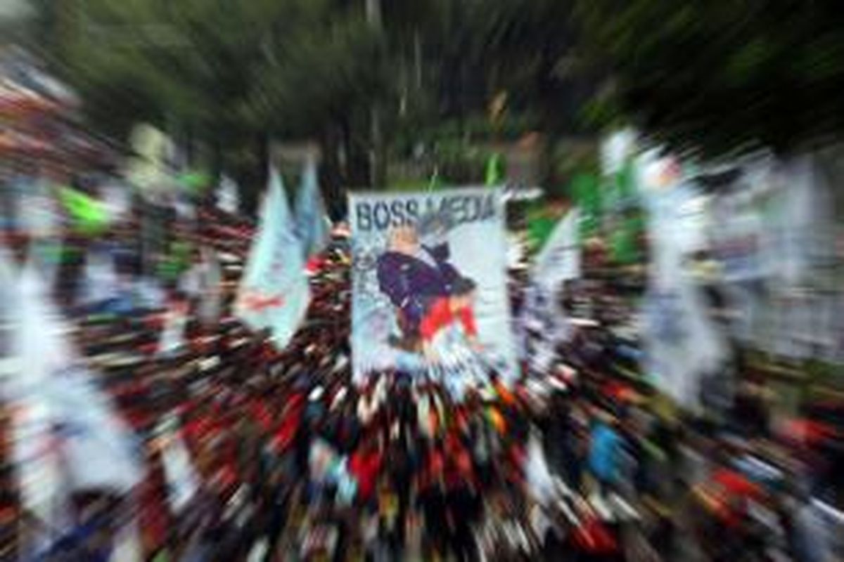 Ribuan buruh merayakan hari buruh internasional atau yang lebih dikenal dengan May Day dengan melakukan long march dari Bunderan Hotel Indonesia menuju Istana Negara, Jakarta, Jumat (1/5/2015). Tuntutan utama mereka yaitu peningkatan kesejahteraan dan penghapusan sistem kerja alih daya.