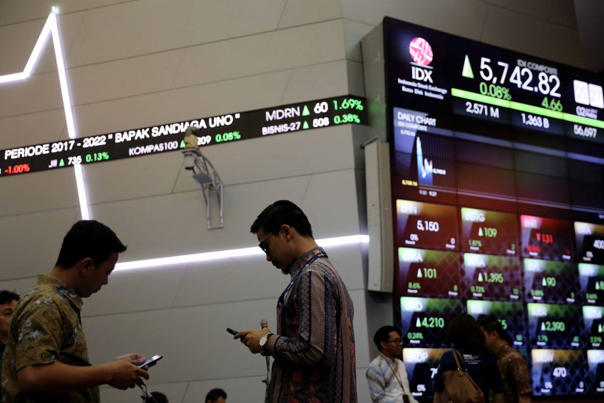 Suasana pergerakan Indeks Harga Saham Gabungan (IHSG) di Bursa Efek Indonesia (BEI), Jakarta, Jumat (2/6/2017). Indeks Harga Saham Gabungan dibuka menguat pada pembukan perdagangan saham Jumat (2/6/2017), IHSG dibuka di level 5.749,42.