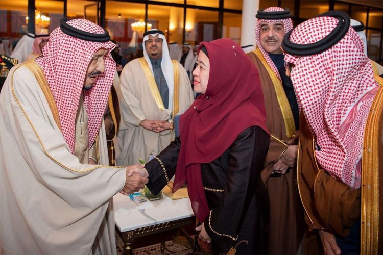Menko PMK Puan Maharani menyambut Raja Salman Bin Abdulaziz Al Saud saat Festival Budaya dan Heritage ke-33 yang berlangsung di Riyadh, Arab Saudi, Kamis (20/12/2018).