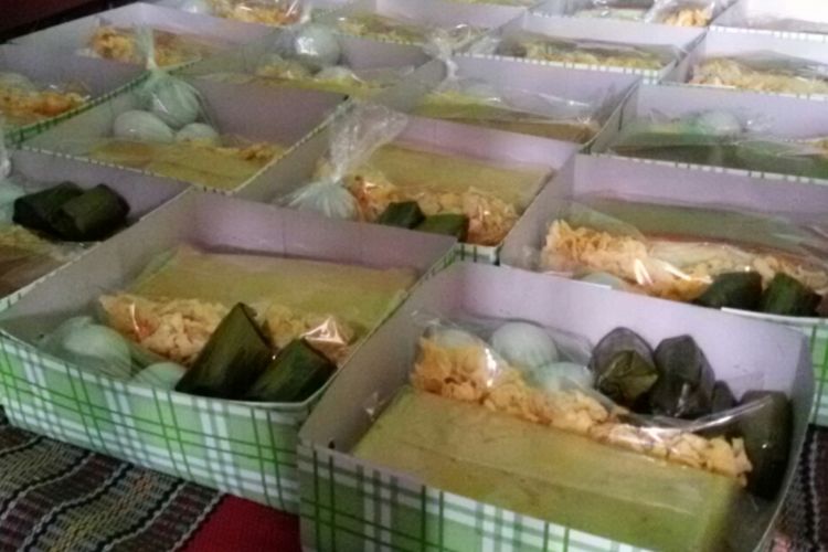 Warga Kristiani menyiapkan bingkisan Natal berisi roti, keripik, telur asin dan nasi lemper. Bingkisan ini menjadi hantaran atau berkat bagi semua warga di 2 RT pada Dusun Karangtengah Lor, Desa Margosari, Kecamatan Pengasih, Kulon Progo, Daerah Istimewa Yogyakarta. Tradisi ini menandakan sukacita warga memasuki perayaan Natal 2019 dan Tahun Baru 2020.