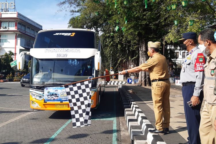 Wakil Wali Kota Solo Teguh Prakosa memberangkatkan secara simbolis bus mudik gratis Lebaran tahun ini di halaman Balai Kota Solo, Jawa Tengah, Senin (25/4/2022).