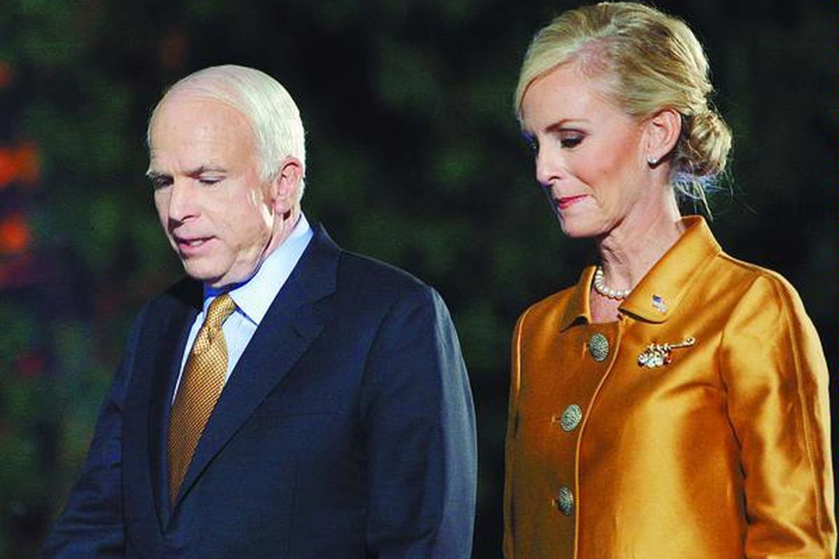 Kandidat presiden John McCain, didampingi istrinya, Cindy McCain, tertunduk ketika meninggalkan panggung di mana ia menyampaikan pidato yang mengakui keunggulan Barrack Obama, di Phoenix, AS, Selasa (4/11).