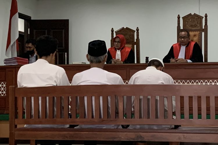 Terdakwa kasus pembunuhan berencana Wowon Erawan (60) hanya tertunduk mendengar dirinya dituntut hukuman mati oleh jaksa penuntut umum (JPU) di Pengadilan Negeri (PN) Bekasi, Senin (2/10/2023).