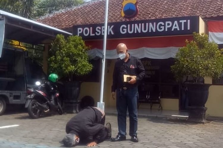 Suryadi sujud syukur setelah penangguhan penahanannya dikabulkan.