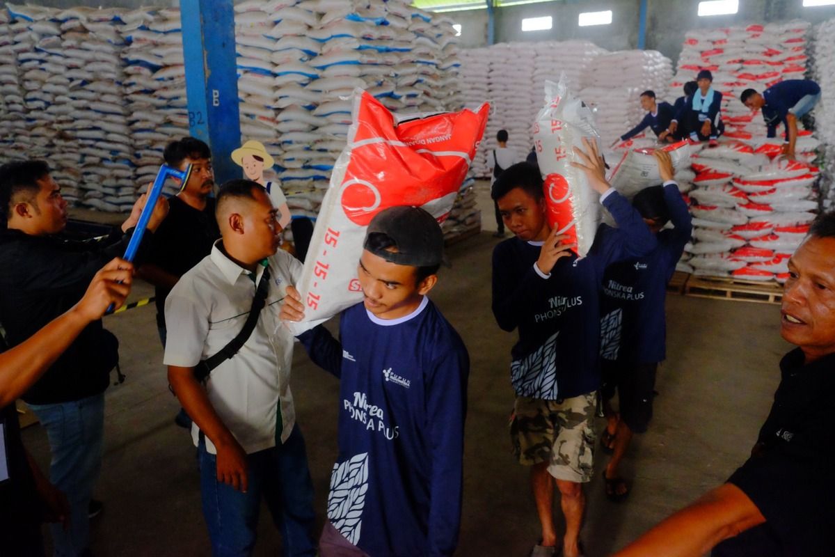 Aktivitas saat Gebyar Diskon Pupuk di Gudang Lini 3 PT Pupuk Kujang, Klari, Karawang, Senin (15/1/2024).