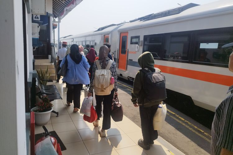 Ilustrasi Kereta Api Argo Muria yang akan berhenti di Stasiun Batang