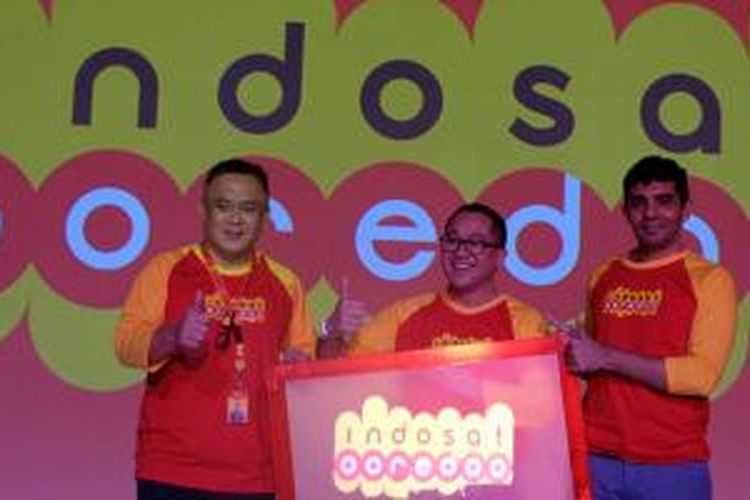 Chief Sales and Distribution Officer, Joy Wahyudi, Alexander Rusli, CEO Indosat, Chief Digital Services Indosat, Prashant Gokarn dalam acara peresmian brand baru Indosat Ooredoo di Jakarta, Kamis (19/11/2015).