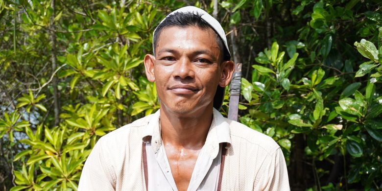 Dedi, dulunya nelayan tradisional di Pangkalan Susu. Dari hasil laut dulunya dia mendapatkan hasil Rp 800 ribu per hari. Selama beberapa tahun terakhir dia beralih profesi menjadi buruh bangunan.