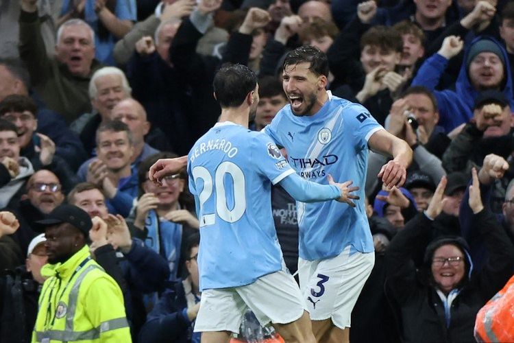 Para pemain Manchester City merayakan gol Ruben Dias ke gawang Sunderland pada laga lanjutan Premier League 2025-2026 Man City vs Sunderland di Stadion Etihad pada Sabtu (6/12/2025).