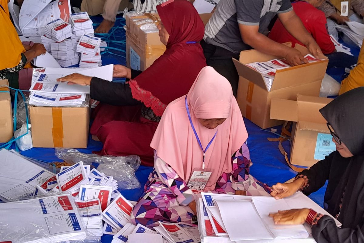 Seorang disabilitas yakni Sumartini warga Desa Tenggir, Kelurahan Panji, Kabupaten Situbondo, Provinsi Jawa Timur melakukan pelipatan suara pada Rabu (10/1/2024).