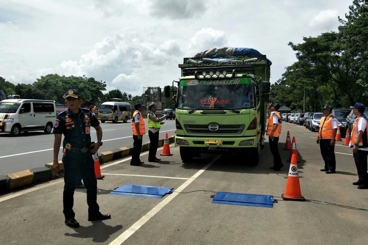 Operasi Penindakan Kendaraan Barang dengan Jembatan Timbang Portabel di Jalan Tol Cikampek, Jawa Barat, Minggu (21/1/2018)