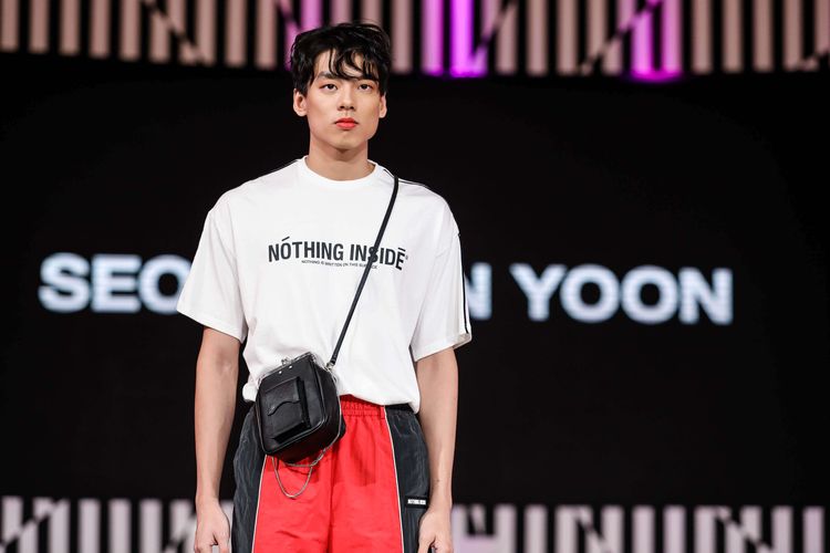 Model memeragakan busana rancangan KOCCA presents Seokwoon Yoon, SETSETSET saat Jakarta Fashion Week di Jakarta, Selasa (22/10/2019). JFW 2020 menampilkan karya lebih dari 270 label dan desainer, baik nasional maupun internasional dengan lebih dari 2.800 koleksi busana terbaru.