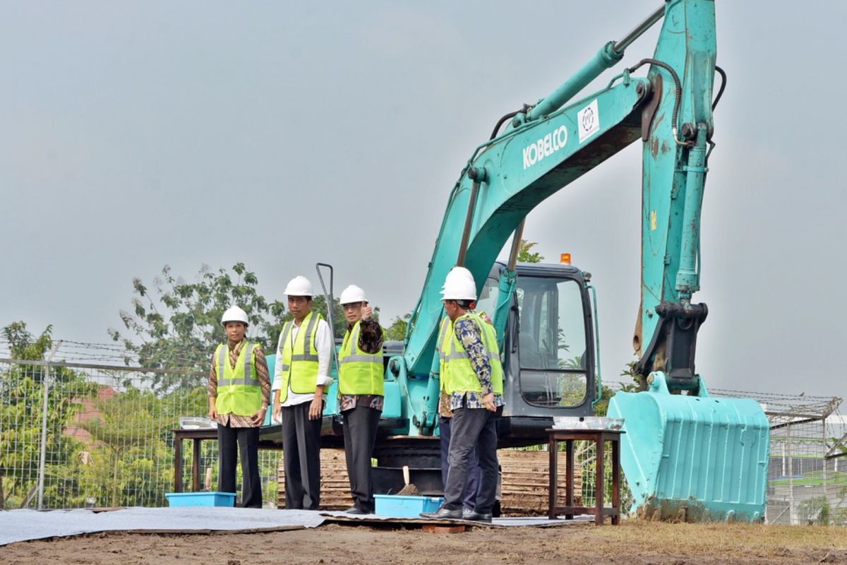 Menteri Perhubungan Budi Karya Sumadi mendampingi Presiden Joko Widodo memantau proyek kereta bandara Adi Sumarmo.