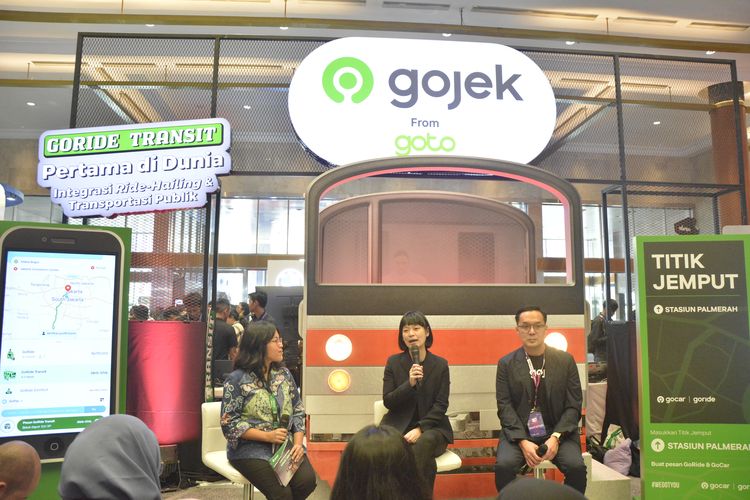 Direktur Utama Grup GoTo, Patrick Walujo dan Presiden Unit Bisnis On-Demand Services GoTo Catherine Hindra Sutjahyo dalam peluncuran GoRide Transit, di Jakarta, Jumat (29/9/2023).  