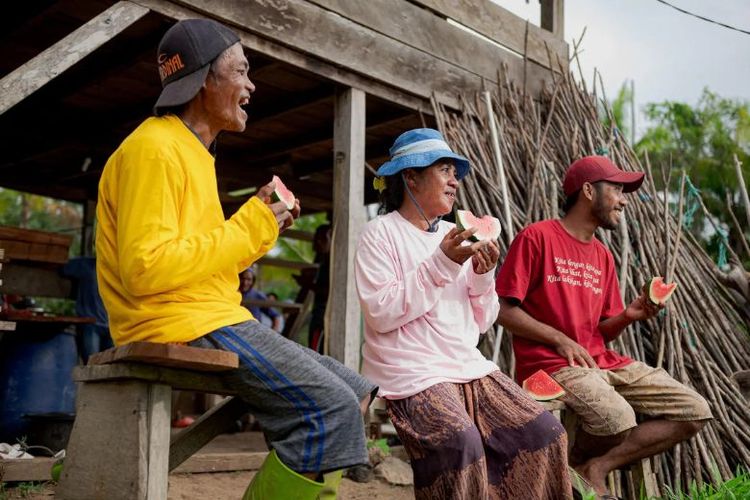 Kelompok tani semangka Desa Buton yang merasa terbantu dengan program pendampingan oleh HARITA Nickel.