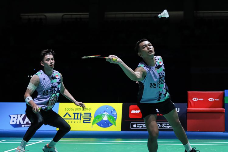 Fajar Alfian/Muhammad Rian Ardianto saat bertanding pada final Korea Open 2023 melawan Satwiksairaj Rankireddy/Chirag Shetty (India) di Jinnam Stadium, Minggu (23/7/2023). Terbaru, Fajar/Rian tersingkir pada semifinal Japan Open 2023 setelah takluk dari juara Olimpide Tokyo 2020, Lee Yang/Wang Chi Lin.