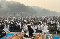 Ribuan Warga Pontianak Ikuti Shalat Istisqa di Tengah Kabut Asap, Berdoa Hujan Turun