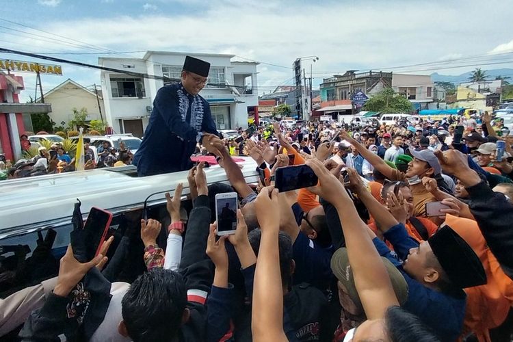 Mantan Gubernur DKI Jakarta Anies Baswedan, dikerumuni ribuan relawan dan masyarakat Tasikmalaya, Jawa Barat, saat hendak mengunjungi pondok pesantren di depan Bandara Wiriadinata, Kota Tasikmalaya, Sabtu (19/11/2022).
