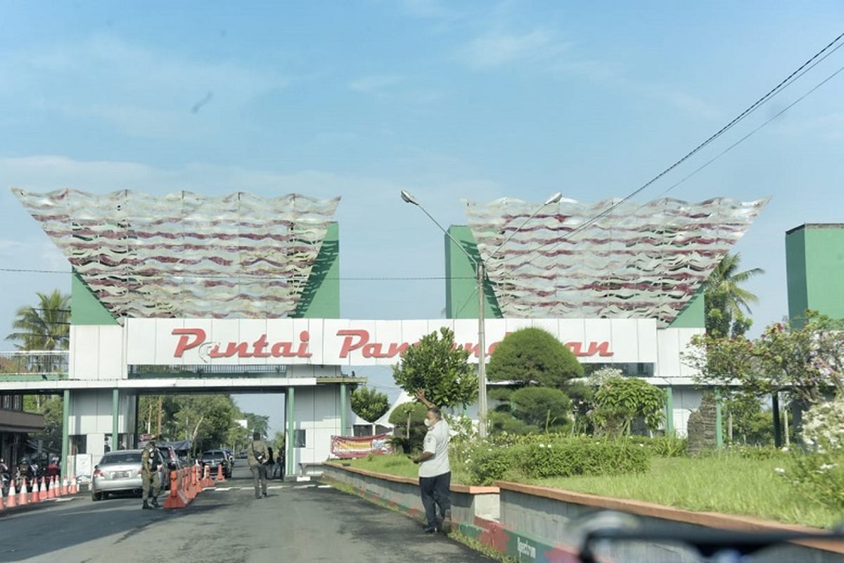 Wakil Gubernur Jawa Barat saat meninjau lokasi wisata Pantai Pangandaran, Jumat (6/5/2022).