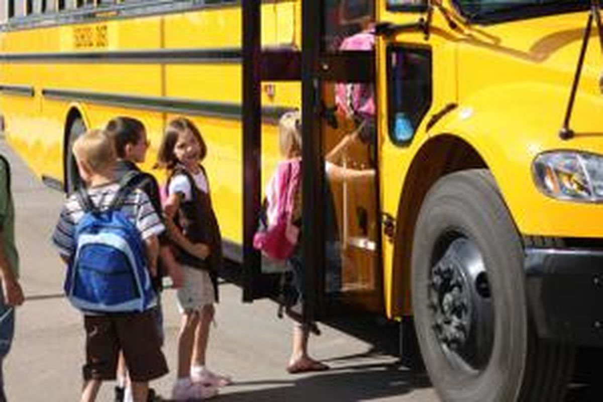 Siswa sekolah dilarang baca buku di dalam bus sekolah.