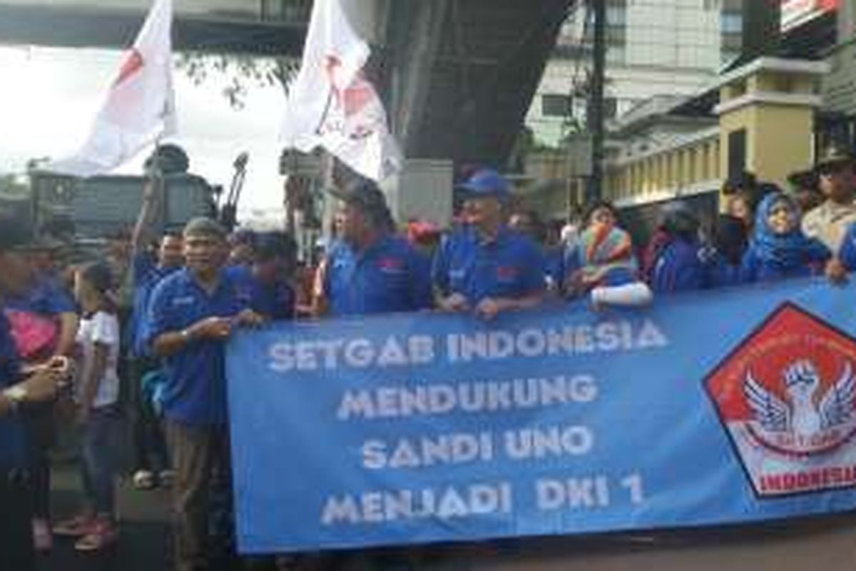 Kelompok pendukung Sandiaga Uno datang ke KPU DKI, Jakarta (23/9/2016). 