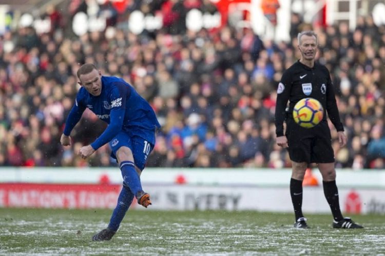 Aksi Wayne Rooney saat Everton menghadapi Stoke City di Stadion Bet365 pada pertandingan lanjutan Premier League, Sabtu (17/3/2018). 