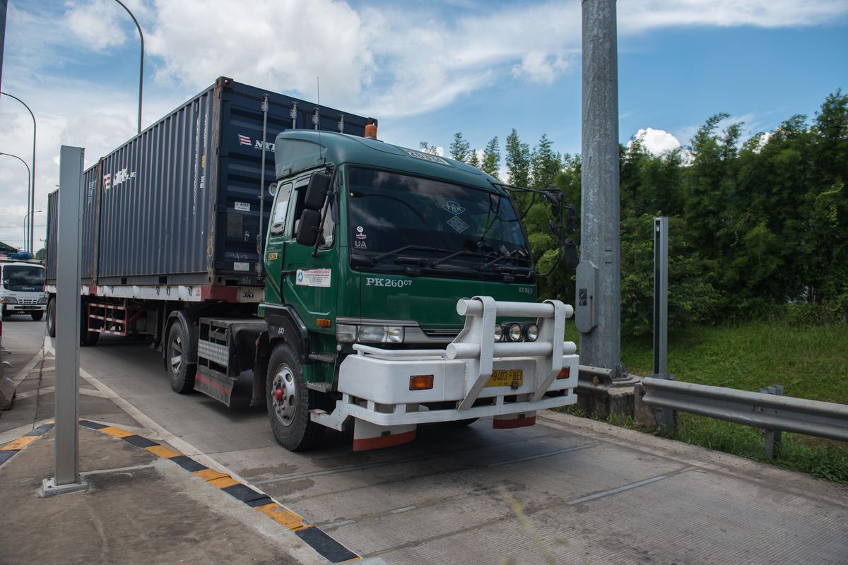 Kendaraan angkutan barang saat melintasi WIM di gerbang tol Cilegon Barat