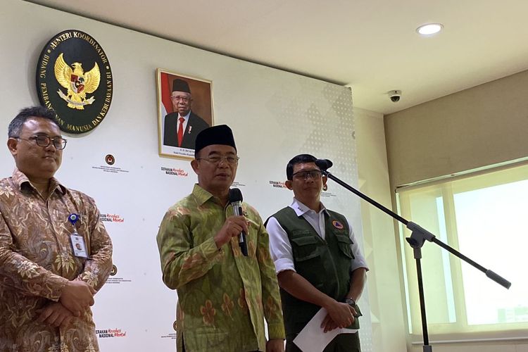 Menteri Koordinator Bidang Pembangunan Manusia dan Kebudayaan (PMK) Muhadjir Effendy (kanan) usai menggelar rapat koordinasi tingkat menteri (RTM) di Gedung Kemenko PMK, Jakarta Pusat, Selasa (21/11/2023).