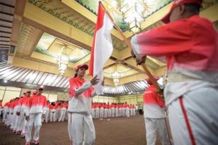 Para atlet mengikuti seremoni pelepasan Kontingen Indonesia yang akan berlaga di SEA Games 2015 Singapura di Gedung Serbaguna, Senayan, Jakarta, Senin (25/5/2015). Ajang SEA Games 2015 akan dibuka pada 5 Juni dan berakhir 16 Juni 2015.