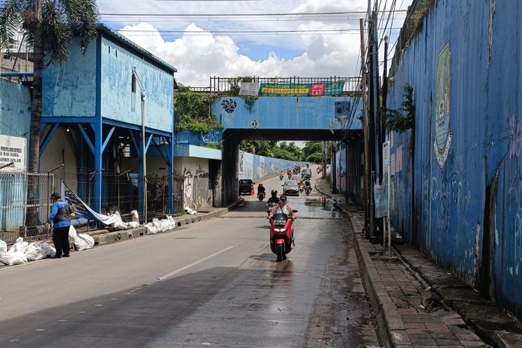 Kondisi Jalan Baru Underpass, Duren Jaya, Bekasi Timur, Senin (20/1/2023) pagi. Jalan tersebut bisa kembali dilintasi kendaraan setelah pada Minggu (19/2/2023) malam, banjir membuat akses tersebut tertutup.