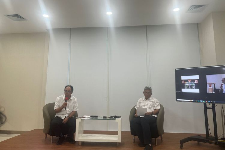 Direktur Jenderal (Dirjen) Bina Marga Kementerian PUPR Hedy Rahadian dan Staf Khusus Menteri PUPR Bidang Teknologi dan Lingkungan Endra S Atmawidjaja dalam konferensi pers di Jakarta, Senin (19/9/2022).