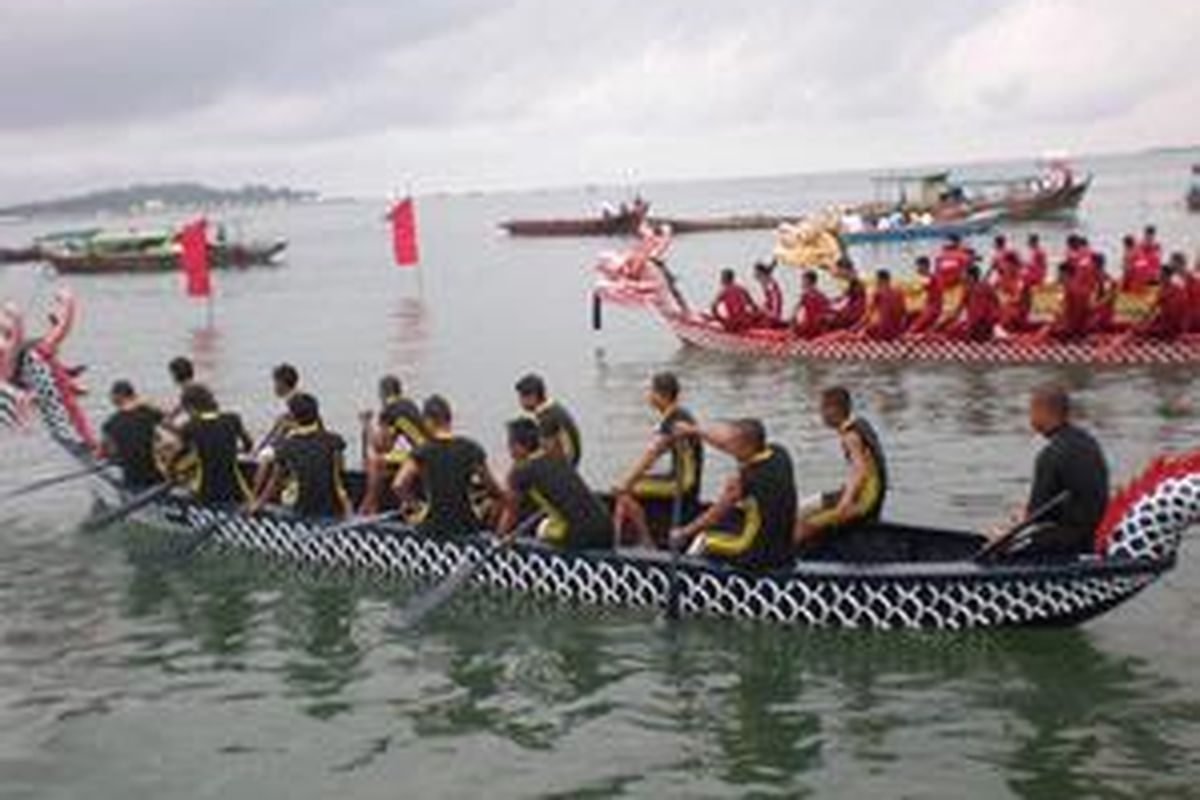 Lomba perahu naga dalam Tanjungpinang Dragon Boat Race.
