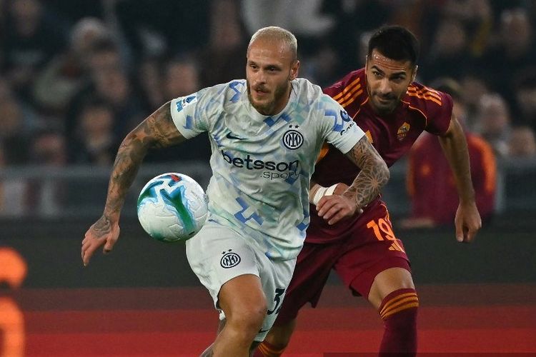 Bek Inter Milan Federico Dimarco berebut bola dengan bek Roma Zeki Celik pada laga Serie A Italia antara AS Roma dan Inter Milan di Stadion Olimpiade di Roma pada 18 Oktober 2025.
