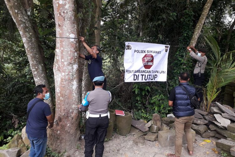 Aparat Polsek Sukawati saat memasang spanduk di lokasi galian C ilegal di Desa Batuan, Kecamatan Sukawati, Gianyar, Bali, pada Selasa (19/4/2022)/Dok Humas Polsek Sukawati