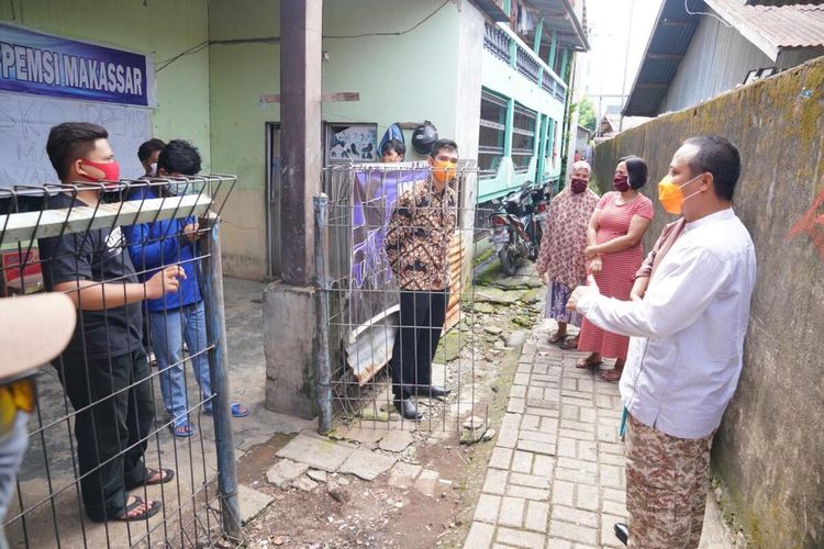 Wakil Gubernur Sulawesi Selatan (Sulsel), Andi Sudirman Sulaiman mengunjungi asrama mahasiswa untuk memastikan kebutuhan mereka tetap terpenuhi selama tidak mudik ke kampung halamannya masing-masing.