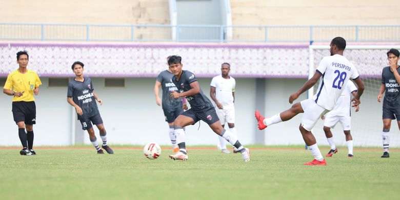 Laga uji coba Persita Tangerang versus Persipura Jayapura, Minggu (13/6/2021) di Stadion Indomilik Arena, Kelapa Dua, Kabupaten Tangerang, Provinsi Banten. Persita menang 3-1.

