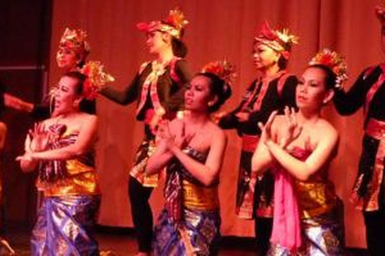 Penampilan ibu-ibu Indonesia dengan gigih dan bersemangat membawakan tarian nusantara dalam acara Spectacle de danse Indonesie di Versailles, 30 km dari Paris, Minggu (11/1/2015).