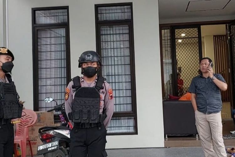 Sejumlah polisi dari Polres Tegal Kota berjaga di sebuah rumah mewah yang baru saja dimasuki komplotan perampok di kawasan perumahan mewah di Kota Tegal, Jawa Tengah, Kamis (7/12/2023).