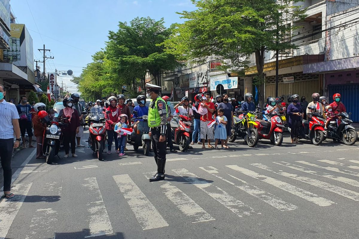 Petugas Polres Kediri Kota, Jawa Timur mengajak pengguna jalan berhenti sejenak untuk mengheningkan cipta peringatan Detik-detik Proklamasi, Rabu (17/8/2022)