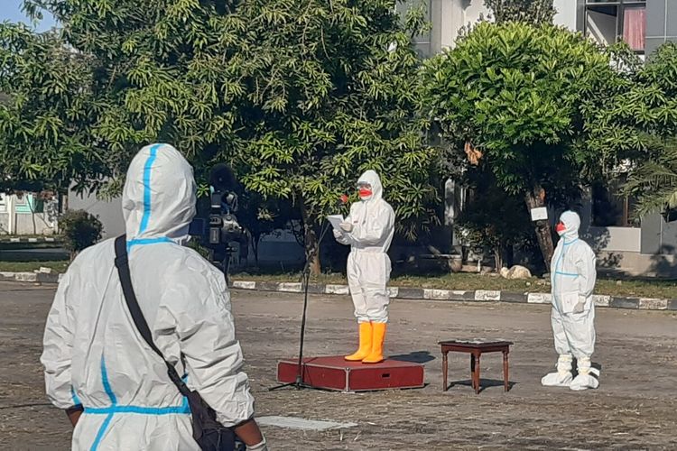 Gubernur Jawa Tengah Ganjar Pranowo memakai baju hazmat saat memimpin upacara bendera memperingati Hari Ulang Tahun (HUT) ke-76 Kemerdekaan Republik Indonesia di Asrama Haji Donohudan Boyolali, Jawa Tengah, Selasa (17/8/2021).