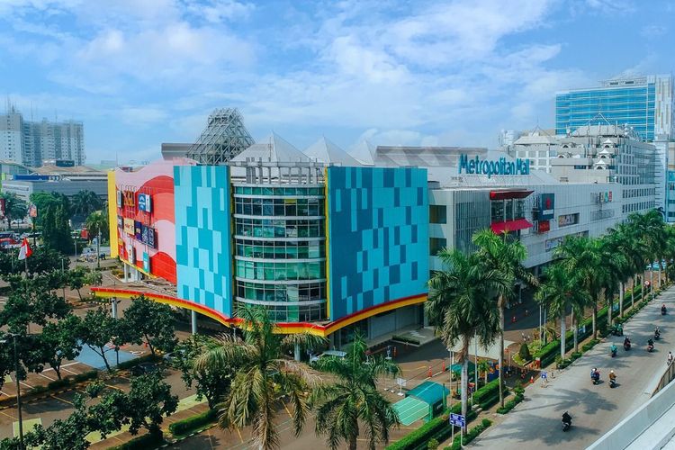 Pusat perbelanjaan milik PT Metropolitan Land yakni Metropolitan Mall