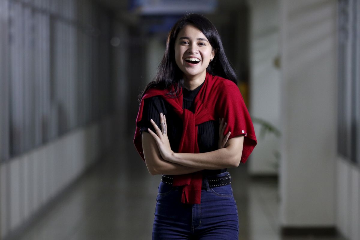 Pemain film One Fine Day, Michelle Ziudith berpose saat mengunjungi kantor redaksi Kompas.com, Jakarta, Kamis (24/8/2017). Film yang disutradarai oleh Asep Kusdinar ini akan tayang Oktober 2017. KOMPAS IMAGES/KRISTIANTO PURNOMO